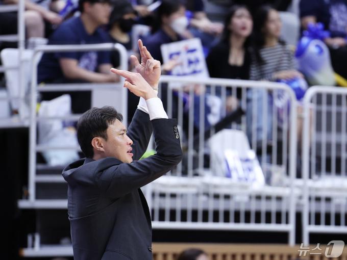 5일 오후 경기도 수원시 권선구 수원KT소닉붐아레나에서 열린 '2023-2024 정관장 프로농구' 챔피언결정전 5차전 수원 KT와 부산 KCC의 경기에서 송영진 수원 감독이 선수들에게 작전을 지시하고 있다. 2024.5.5/뉴스1 ⓒ News1 이재명 기자