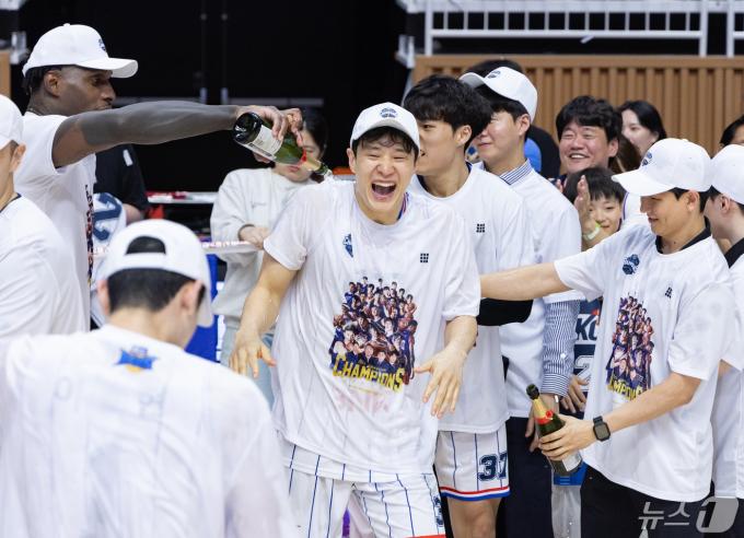 [사진] 축하 받는 KCC 허웅