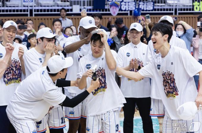 [사진] 허웅 '내가 MVP라니'