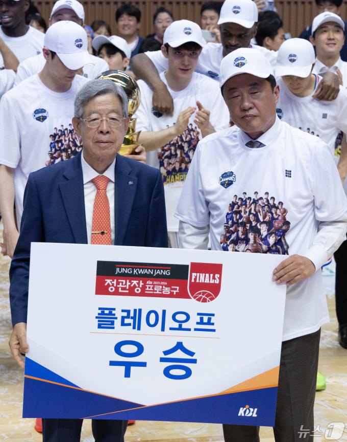 [사진] 전창진 KCC 감독 '우리가 챔피언'