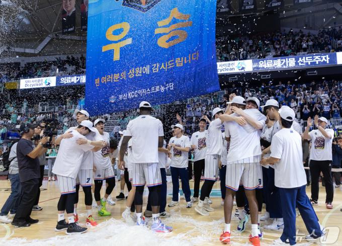 [사진] KCC '우승의 기쁨'