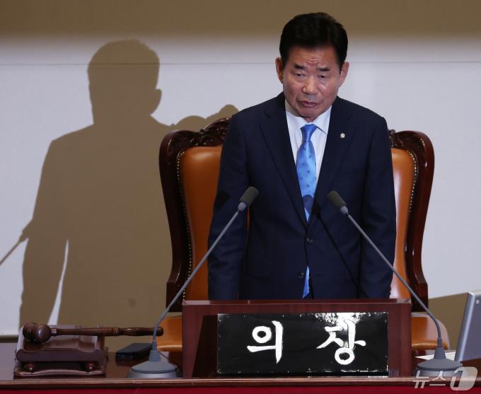 김진표 국회의장이 2일 서울 여의도 국회에서 열린 제414회국회(임시회) 제1차 본회의에서 '채상병특검법'(순직 해병수사 방해 및 사건 은폐 등의 진상규명을 위한 특별검사의 임명 등에 관한 법률안) 관련 발언을 하고 있다. 2024.5.2/뉴스1 ⓒ News1 송원영 기자