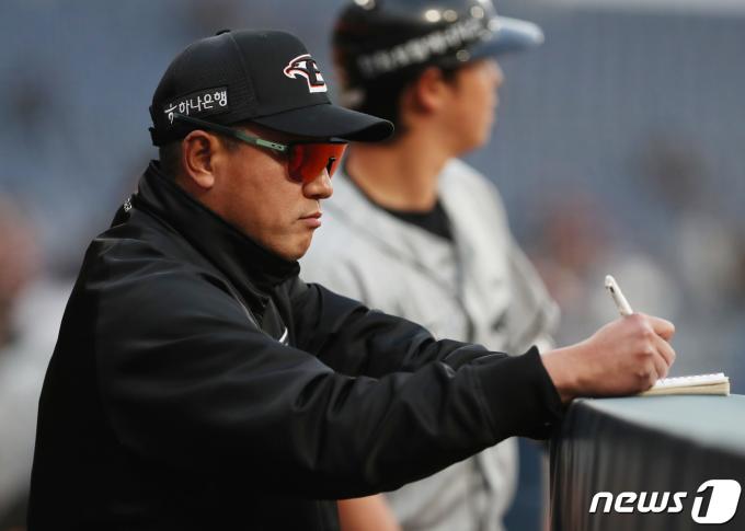 17일 오후 경남 창원시 마산회원구 창원NC파크에서 열린 '2024 신한 SOL 뱅크 KBO리그' NC 다이노스와 한화 이글스의 경기, 한화 최원호 감독이 수첩에 메모를 하고 있다. 2024.4.17/뉴스1 ⓒ News1 윤일지 기자