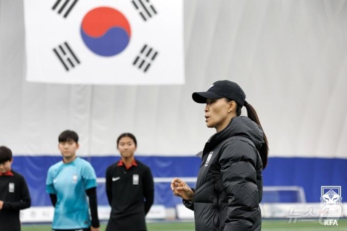 여자 u17 대표팀을 이끄는 김은정 감독(대한축구협회 제공)