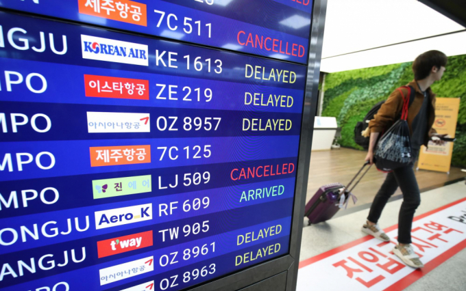 제주 지역에 강풍특보가 내려진 5일 오후 제주국제공항에 이용객들이 몰려 혼잡한 모습을 보이고 있다. /사진=뉴시스
