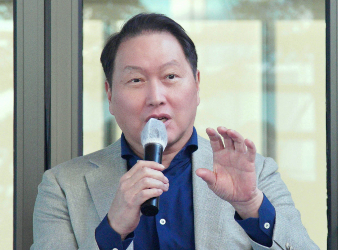 최태원 대한상공회의소 회장이 지난 2일 서울 중구 프레이저 플레이스 남대문에서 열린 기자간담회에서 취재진 질문에 답하고 있다./사진=대한상공회의소 제공 