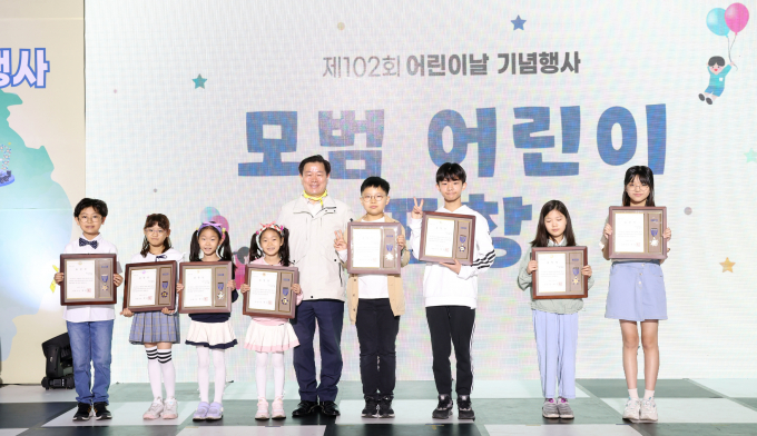박승원 광명시장(왼쪽 5번째)이 제102회 어린이날을 맞아 모범어린이들에게 표창을 수여하고 사진촬영을 하고 있다. / 사진제공=광명시