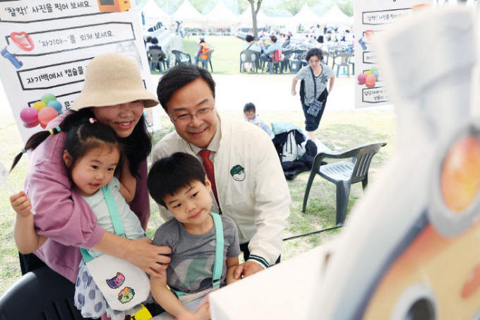 김성재 의왕시장이 의왕왕송호수공원 일원에서 '2024 의왕철도축제'에 참석한 방문객과 행복한 어린이날 추억을 선물하고 있다. / 사진제공=의왕시