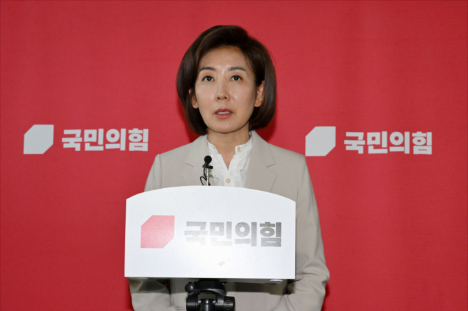 나경원 국민의힘 당선인이 23일 오전 서울 여의도 국회에서 윤재옥 원내대표 겸 대표 권한대행 주재로 열린 4선 이상 중진 간담회를 마치고 취재진의 질문에 답하고 있다./사진=공동취재단