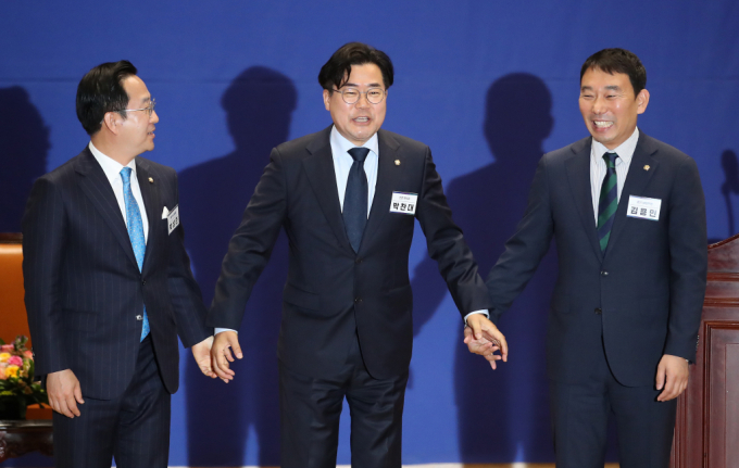  박찬대 신임 원내대표(가운데)가 3일 오전 서울 여의도 국회 의원회관에서 열린 '제22대 국회 더불어민주당 제1기 원내대표 선출 당선자 총회'에서 박성준 원내수석부대표(왼쪽)와 김용민 정책수석부대표와 손을 잡고 있다./사진=뉴스1