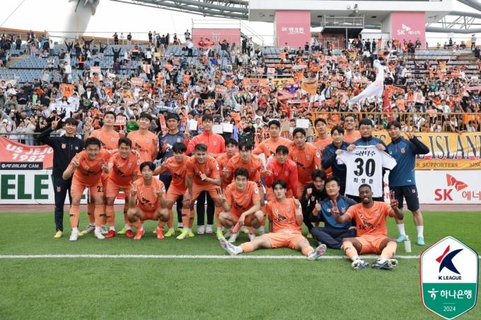 승리 기념 사진을 찍는 제주 유나이티드 선수단(한국프로축구연맹 제공)