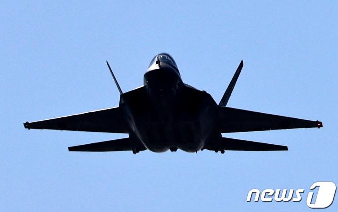 17일 오전 경기도 성남시 서울공항에서 열린 2023 항공우주방위산업전시회(ADEX) 개막식에서 국산 전투기 KF-21 보라매가 행사장 상공을 날고 있다. 2023.10.17/뉴스1 ⓒ News1 구윤성 기자