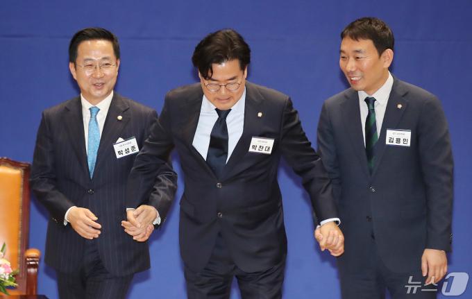 박찬대 신임 원내대표(가운데)가 3일 오전 서울 여의도 국회 의원회관에서 열린 '제22대 국회 더불어민주당 제1기 원내대표 선출 당선자 총회'에서 박성준 원내수석부대표(왼쪽)와 김용민 정책수석부대표와 손을 잡고 있다. 2024.5.3/뉴스1 ⓒ News1 임세영 기자
