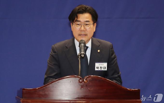 박찬대 신임 원내대표가 3일 오전 서울 여의도 국회 의원회관에서 열린 '제22대 국회 더불어민주당 제1기 원내대표 선출 당선자 총회'에서 인사말을 하고 있다. 2024.5.3/뉴스1 ⓒ News1 임세영 기자