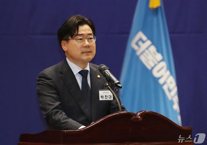 박찬대 신임 원내대표가 3일 오전 서울 여의도 국회 의원회관에서 열린 '제22대 국회 더불어민주당 제1기 원내대표 선출 당선자 총회'에서 인사말을 하고 있다. 2024.5.3/뉴스1 ⓒ News1 임세영 기자