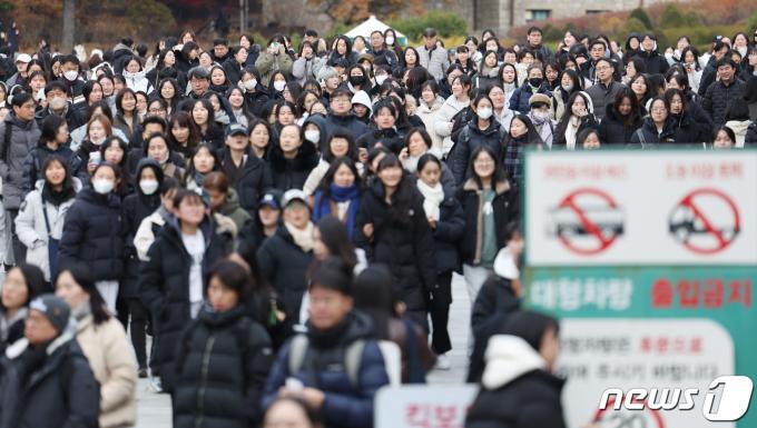 지난해 11월26일 2024학년도 수시모집 논술고사가 열린 서울 서대문구의 한 대학이 고사장을 나서는 수험생들과 학부모들로 붐비고 있다. /뉴스1 ⓒ News1 김민지 기자
