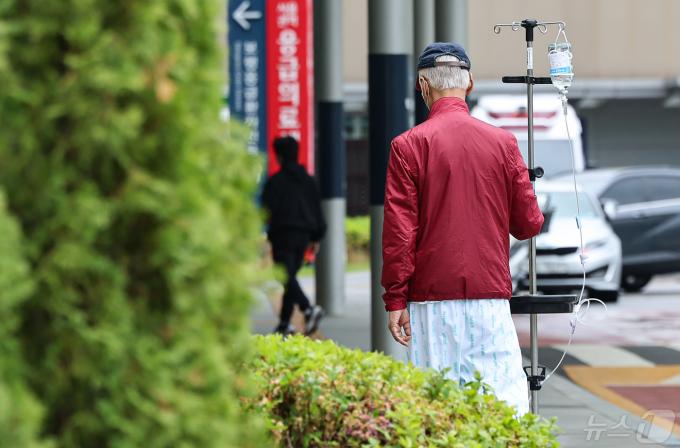 정부의 의대 정원 확대에 반발하는 전공의를 비롯한 의료계의 집단행동이 이어지고 있는 6일 서울 시내 한 대학병원에서 환자가 길을 지나고 있다. 2024.5.6/뉴스1 ⓒ News1 김도우 기자
