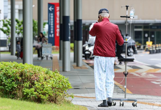 서울 시내 한 대학병원에서 환자가 길을 지나고 있다. 2024.5.6/뉴스1 ⓒ News1 김도우 기자