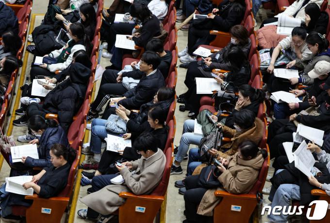지난해 12월11일 오후 서울 동작구 숭실대학교에서 열린 서울특별시교육청 주최 '2024 대입 정시모집 대비 대입 설명회'에서 학생과 학부모들이 설명회를 듣고 있다. /뉴스1 ⓒ News1 김도우 기자