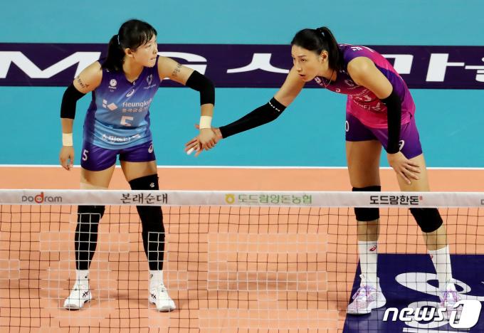 13일 오후 인천 부평구 인천삼산월드체육관에서 열린 프로배구 '도드람 2022-2023 V-리그' 여자부 흥국생명과 한국도로공사의 경기에서 흥국생명 김연경과 김해란이 손을 맞대고 있다. 2022.11.13/뉴스1 ⓒ News1 장수영 기자