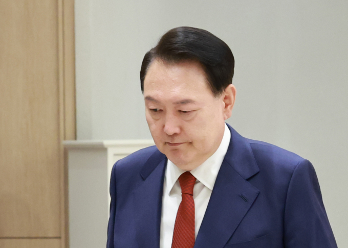 대통령실이 7일 민정수석실 신설을 공식 발표할 것으로 전망된다. 사진은 윤석열 대통령이 지난 1일 서울 용산 대통령실 청사에서 열린 중장 진급·보직 신고, 삼정검 수치 수여식을 마친 뒤 이동하는 모습. /사진=뉴시스(대통령실통신사진기자단) 