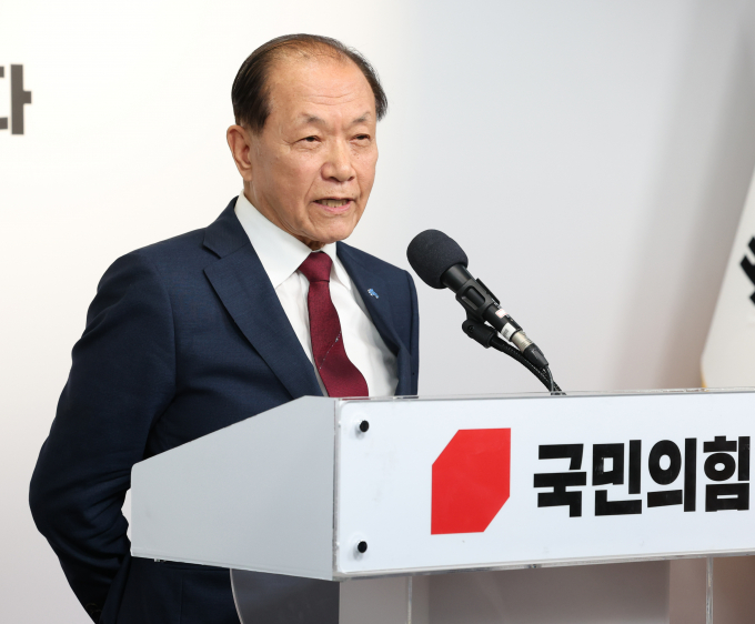 황우여 국민의힘 비상대책위원장이 전당대회 개최일일 다음달 말이나 7월 초로 전망된다는 것에 대해 "그래도 한 달 이상은 늦어지지 않을까 생각한다"고 말했다. 사진은 황 위원장이 지난 3일 서울 여의도 중앙당사에서 취임 입장발표 기자회견하는 모습. /사진=뉴스1