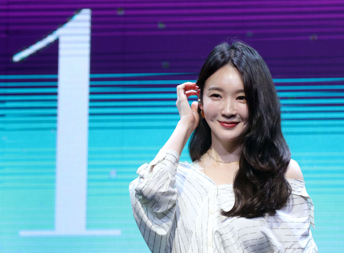 여성 발라드 듀오 다비치 강민경이 무례한 농담에 불쾌함을 표했다. 사진은 지난 2019년  2월 서울 홍대 무브홀에서 열린 첫 솔로 데뷔 앨범 쇼케이스에 참석한 그룹 다비치 멤버 강민경. /사진=머니투데이