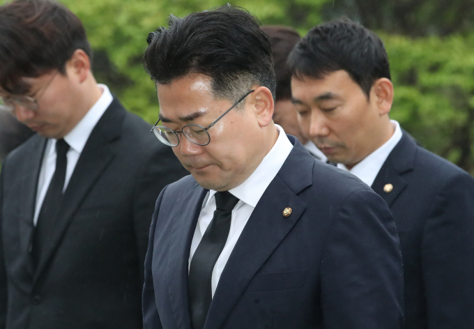 박찬대 더불어미주당 원내대표가 7일 민생회복지원금을 22대 국회 우선과제로 꼽았다. 사진은 박 원내대표가 7일 서울 동작구 국립서울현충원에서 참배하는 모습. /사진=뉴스1