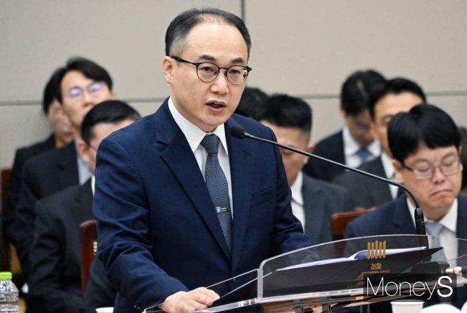 이원석 검찰총장이 김건희 여사의 '명품백 수수 의혹'에 대해 "증거와 법리에 따라 신속하고 엄정하게 수사할 것"이라고 밝혔다. 사진은 지난해 10월  대검찰청 국정감사에 참석한 이원석 검찰총장. /사진=임한별 기자