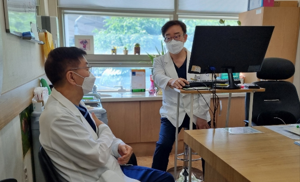 부산 소재 한 종합병원의 의사가 폐암진단을 받고 자신이 근무하는 병원 동료에게 수술을 받았다. 폐암 수술을 받은 한봉주 온종합병원 성형외과 전문의(왼쪽)와 수술을 집도한 최필조 폐암수술센터장이 대화하고 있다. / 사진=온종합병원