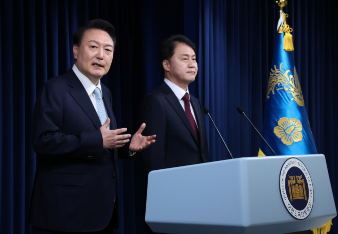 윤석열 대통령이 7일 김주현 전 법무부 차관을 민정수석비서관으로 임명했다. 사진은 윤 대통령(왼쪽)이 7일 서울 용산 대통령실 청사에서 김주현 민정수석을 소개하는 모습. /사진=뉴시스