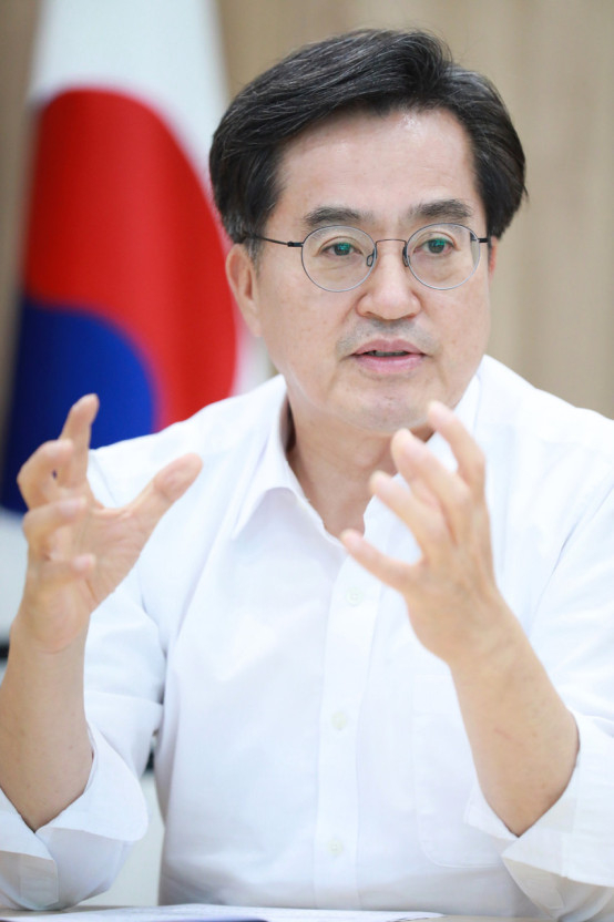 김동연 경기도지사가 7일 한국매니페스토실천본부가 발표한 민선 8기 전국 시·도지사 공약이행 및 정보공개 평가 결과 최우수 등급인 SA 등급을 받았다. / 사진제공=경기도 