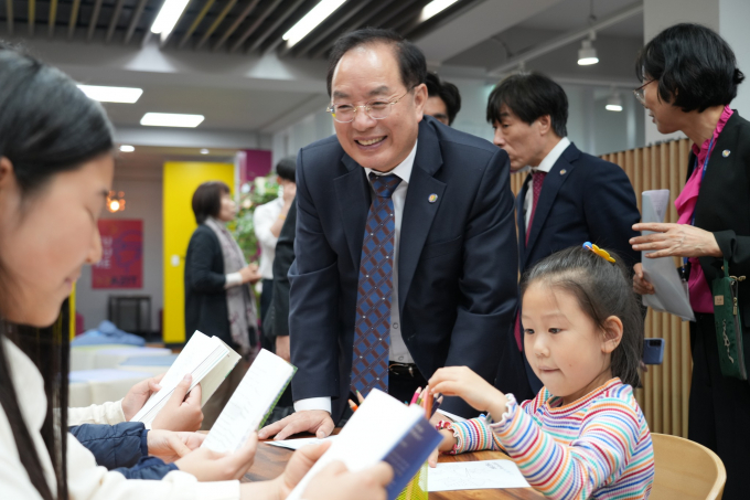 어린이와 소통하고 있는 하윤수 부산교육감/사진=부산교육청
