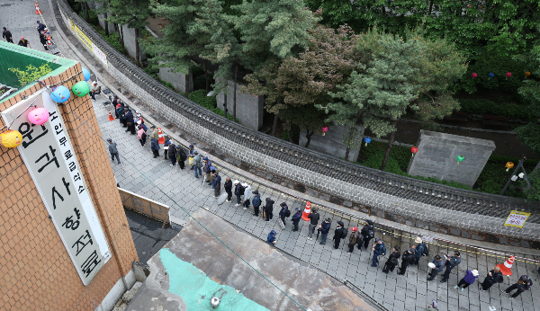오는 8일 남부 지방과 제주, 강원 영동을 중심으로 비가 내릴 전망이다. 사진은 어버이날을 하루 앞둔 7일 서울 종로구 탑골공원 인근 무료 급식소를 찾은 어르신들. /사진=뉴스1