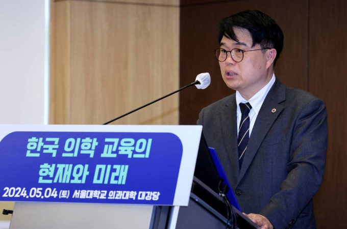 경찰이 임현택 대한의사협회 회장을 추가로 불러 조사하는 방안을 검토 중이다. 사진은 지난 2일 서울 종로구 서울대 의과대학에서 열린 '한국 의학교육의 현재와 미래 토론회'에서 축사하고 있는 임현택 회장. /사진= 뉴스1