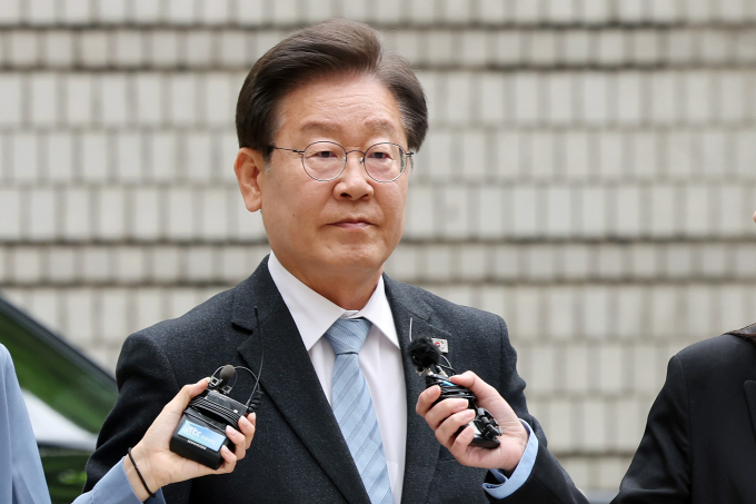 더불어민주당의 지도부가 '친명계'(친이재명계) 의원들 위주로 구축되자 이재명 민주당 대표 당 대표 연임설이 거론되고 있다. 사진은 이 대표가 7일 서울 서초구 서울중앙지방법원에서 열린 '대장동 배임·성남FC 뇌물' 혐의 관련 공판에 출석하는 모습. /사진=뉴스1