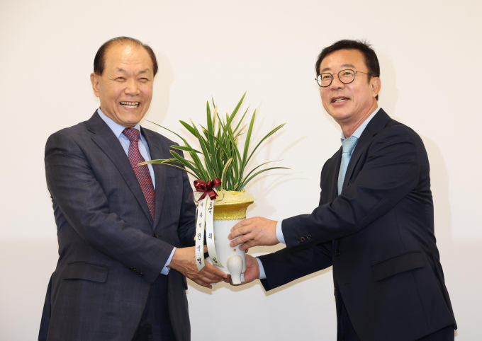 홍철호 신임 대통령실 정무수석이 7일 황우여 국민의힘 비상대책위원장을 접견했다. 사진은 황 위원장(왼쪽)이 7일 서울 여의도 국민의힘 중앙당사에서 홍 정무수석을 만나 윤 대통령의 축하 난을 전달받는 모습. /사진=뉴스1(공동취재)  