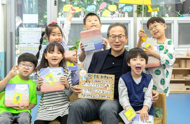 3일 양종희 KB금융그룹 회장(앞줄 왼쪽에서 세 번째)이 어린이날을 맞아 KB여의도직장어린이집 어린이들에게 선물을 건네고 함께 기념촬영을 하고 있다./사진=KB금융그룹