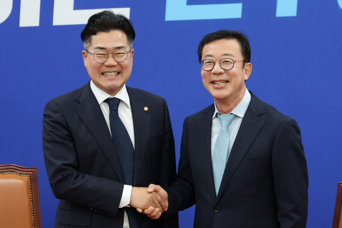 홍철호 대통령실 정무수석과 박찬대 더불어민주당 원내대표가 7일 만남을 가졌다. 사진은 박 원내대표(왼쪽)가 7일 서울 여의도 국회 원내대표 회의실에서 홍 정무수석을 접견한 모습. /사진=뉴시스