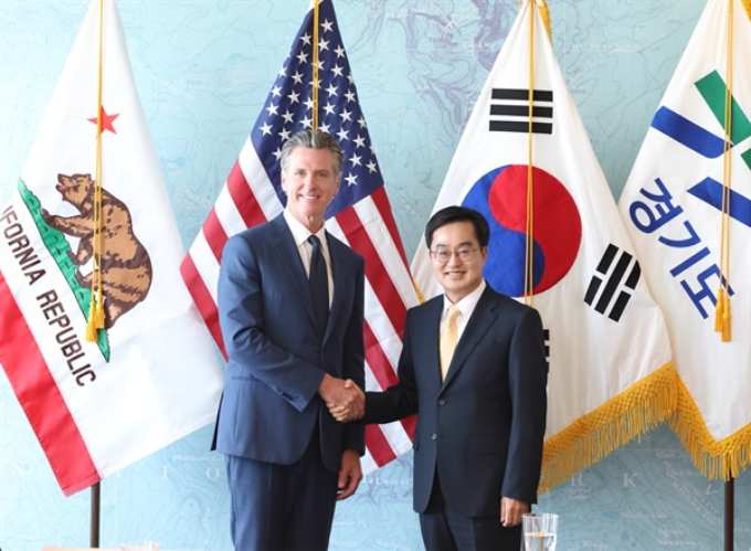 김동연 경기도지사(오른쪽)가 6일 오후(현지 시간) 개빈 뉴섬 캘리포니아 주지사와 만나 우호협력 방안에 대해 이야기를 나누고 있다. / 사진제공=경기도