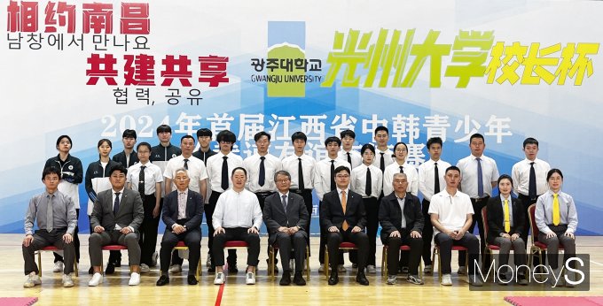 지난 2~3일 이틀 동안 중국 장시성 난창시 충창홍왕스포츠센터에서 열린 '제1회 강서성 한중 청소년 태권도 친선교류대회'에 참석한 김동진 광주대 총장을 비롯한 광주대학교 태권도부, 중국 장시성 태권도 선수 등이 기념촬영을 하고 있다/사진=광주대학교 제공.
