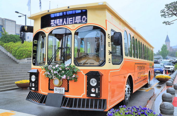 평택시가 7일 평택시청 앞 분수광장에서 시티투어용 트롤리 버스를 처음 선보였다. / 사진제공=평택시