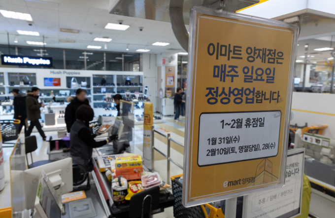 대한상공회의소가 대형마트와 기업형슈퍼마켓 의무휴업일 평일 전환에 따른 이용 실태를 조사한 결과를 발표했다. 서울의 한 대형마트에 ‘일요일 정상영업’ 안내문이 게시돼 있다. /사진=뉴스1