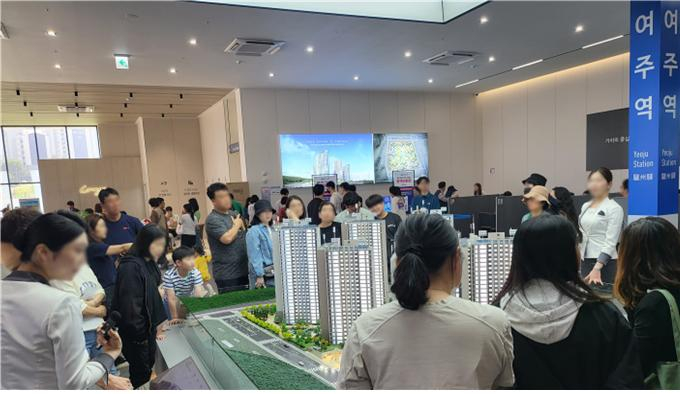 지난 3일 경기 여주시 교동에 문을 연 '여주역자리 헤리티지' 견본주택에 휴일인 6일까지 1만5000명의 관람객들이 몰려 여주시에 3년 만에 분양하는 새아파트와 자이 브랜드 첫 진출에 대한 높은 관심을 나타냈다. '여주역자이 헤리티지' 견본주택 /사진 제공=GS건설