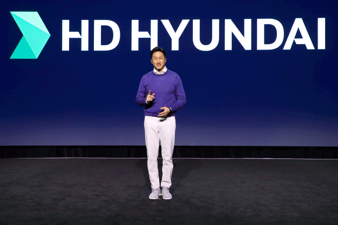 정기선 HD현대 부회장이 미국 라스베이거스에서 개최된 ‘CES 2023’ HD현대 프레스컨퍼런스에서 그룹의 비전인 ‘바다 대전환’을 소개하고 있다. /사진=HD현대