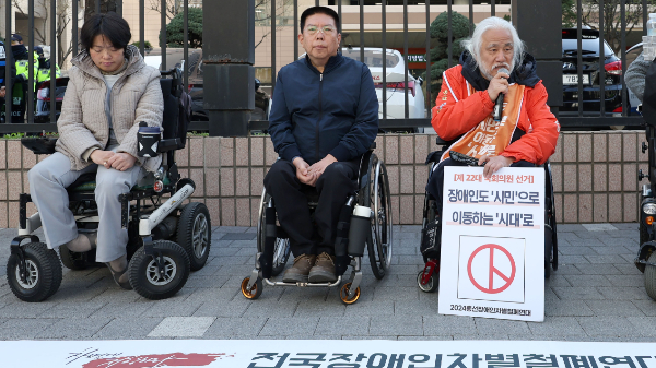 검찰이 지하철역 승강장에 스티커를 붙인 혐의로 재판에 넘겨진 박경석 전국장애인차별철폐연대 상임공동대표 등 3명에 대한 무죄 판결에 항소했다. 사진은 지난달 1일 서울 마포구 서울서부지법에서 열린 1차 공판기일 출석에 앞서 기자회견을 열고 입장을 밝히는 박 대표(오른쪽). /사진=뉴시스