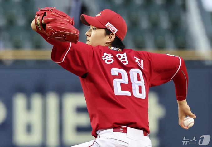 [사진] SSG 송영진, 시즌 첫 승을 향해