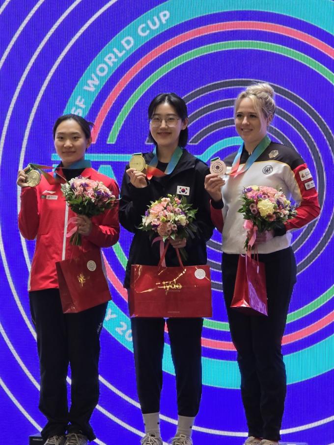 양지인(가운데)이 2024 ISSF 바쿠 월드컵대회 여자 25m 권총 결선에서 금메달을 획득했다. (대한사격연맹 제공)