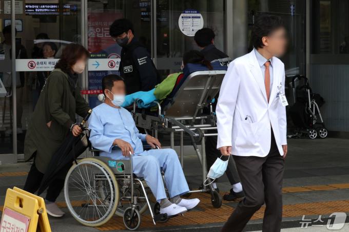 7일 서울 시내 대형병원에서 의료진이 이동하고 있다. 정부가 비상진료 체계 유지를 위해 건강보험 재정 약 1900억 원을 추가 투입한다. 조규홍 보건복지부 장관은 이날 열린 '의사 집단행동 중앙재난안전대책본부 회의'에서 