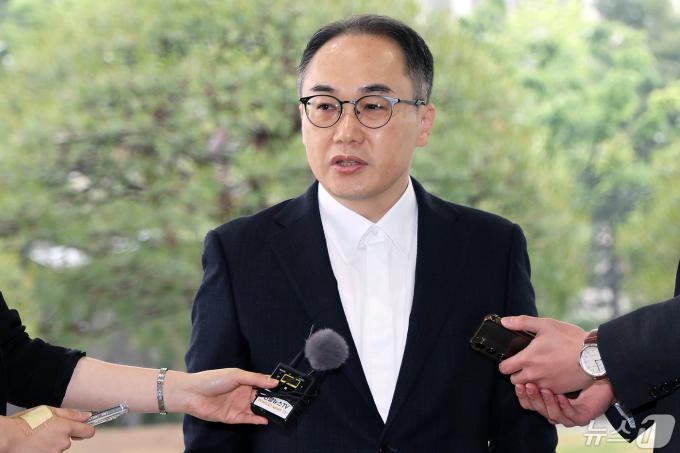 이원석 검찰총장이 7일 오전 서울 서초구 대검찰청으로 출근하며 취재진 질문에 답하고 있다. 이 총장은 지난 2일 김건희 여사의 명품백 수수 의혹 전담팀 구성과 한달 안에 수사 마무리를 지시했다. 2024.5.7/뉴스1 ⓒ News1 이동해 기자